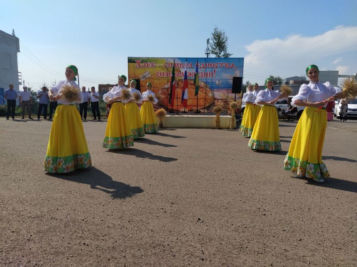 На элеваторе Чистополя чествовали флаг 100-летия ТАССР и встречали "красный обоз"