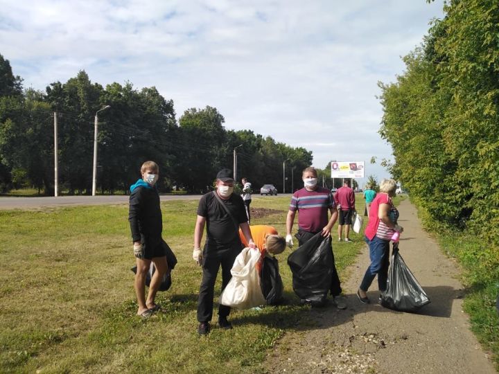 Чистопольцы навели порядок вокруг стадиона