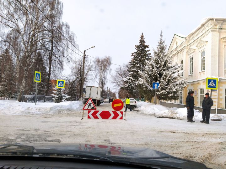 В Чистополе перекрыли участок дороги