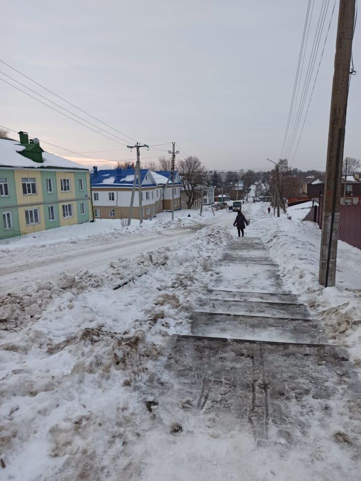 После жалобы жительницы Чистополя, тротуар очистили от снега