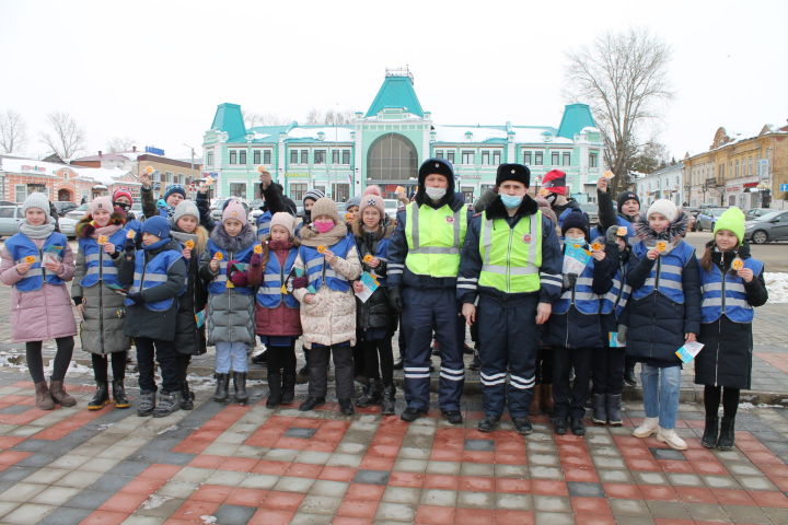 В центре Чистополя лицеисты провели акцию вместе с сотрудниками Госавтоинспекции