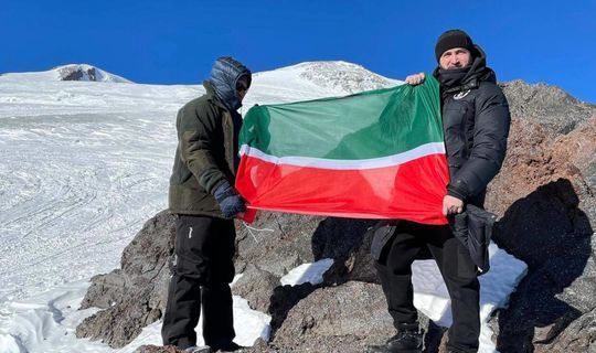 Флаг Татарстана муфтий республики водрузил на Эльбрус