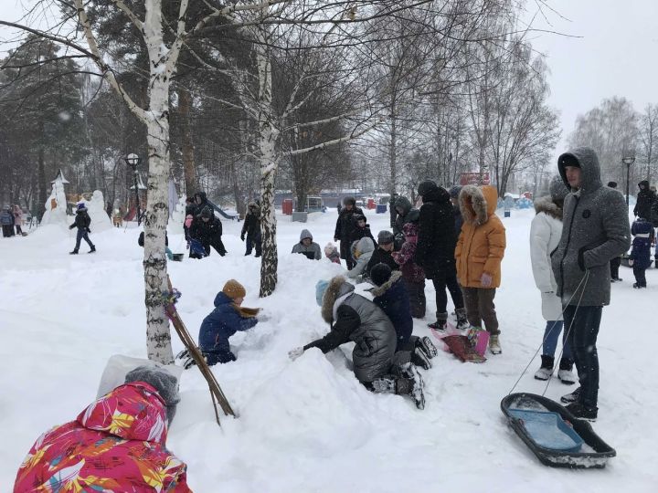 Чистопольцы от души повеселились на Фестивале снеговиков (фоторепортаж)