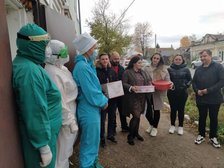 Участники фестиваля «Безнен заман» передали подарки сотрудникам провизорного госпиталя Чистополя