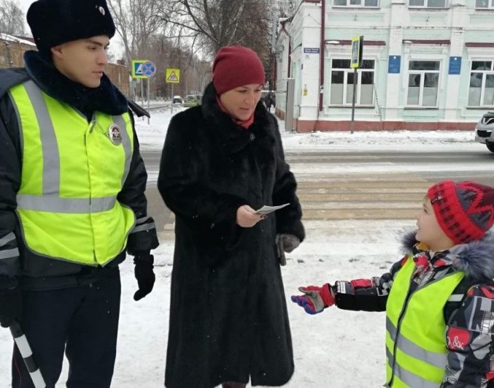 Чистопольские школьники провели акцию «Будь внимателен на дороге»