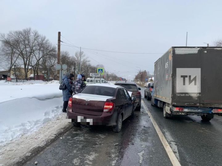 В Казани пьяный водитель протаранил 2 премиум-автомобиля