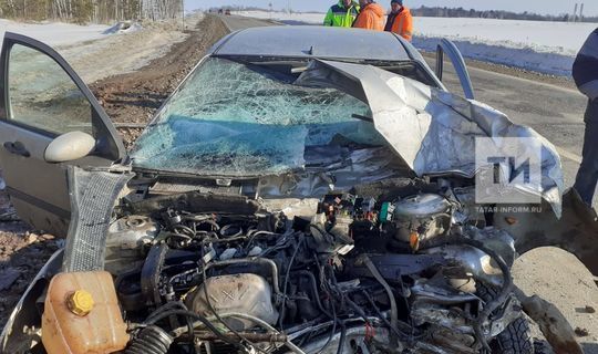 В Татарстане на трассе водитель иномарки пострадал в ДТП, влетев в большегруз