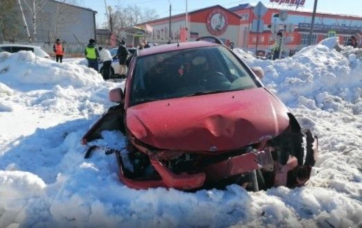 В Казани иномарка попала под поезд