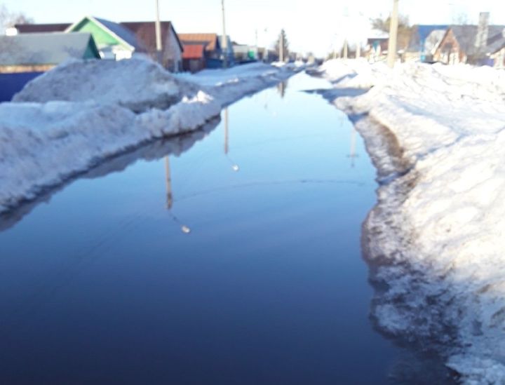 Чистопольцы пожаловались на затопленную талыми водами улицу