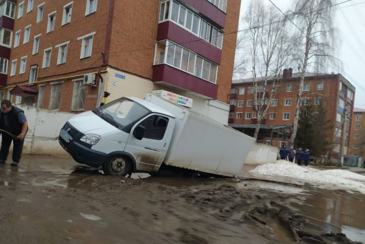 В Чистополе рядом с магазином провалилась ГАЗель