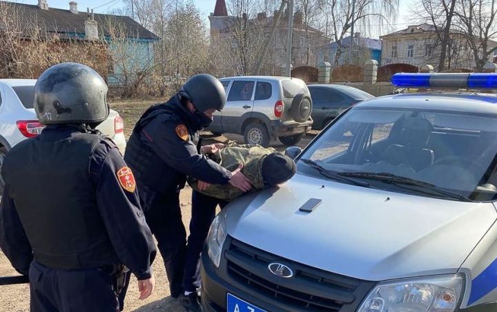 В Чистополе ограбили прохожего