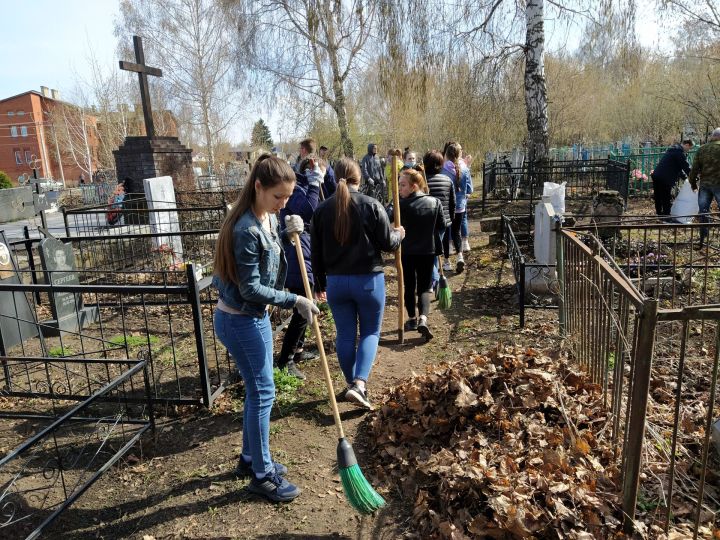 В Чистополе с Авдеевского кладбища вывезли 100 мешков мусора