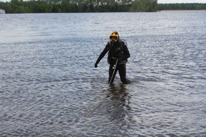 Водолазы очистили от мусора дно Камы городского пляжа Чистополя