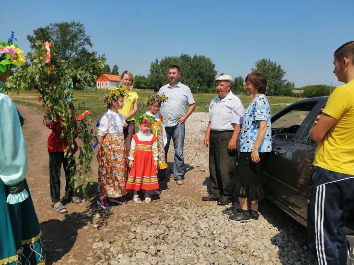 Дети из Чистопольского района поздравляли односельчан с Троицей