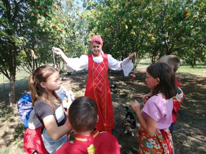 «Яблочные веселинки»: в чистопольском селе для детей устроили игры и забавы