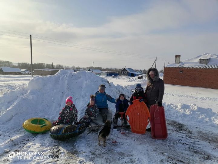 Юные жители села из Чистопольского района соревновались на санках