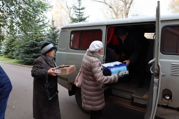 Чистопольские пенсионеры собрали гуманитарную помощь для военнослужащих