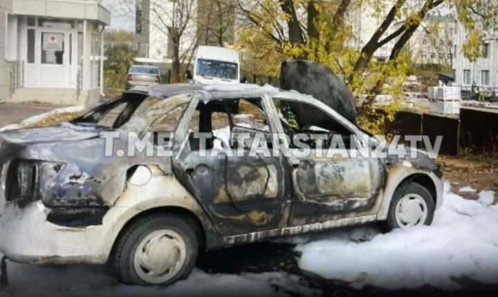 В Казани полностью сгорела легковушка