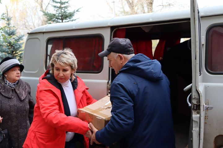 Чистопольские пенсионеры собрали гуманитарную помощь для военнослужащих