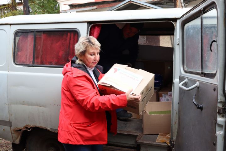 Чистопольские пенсионеры собрали гуманитарную помощь для военнослужащих