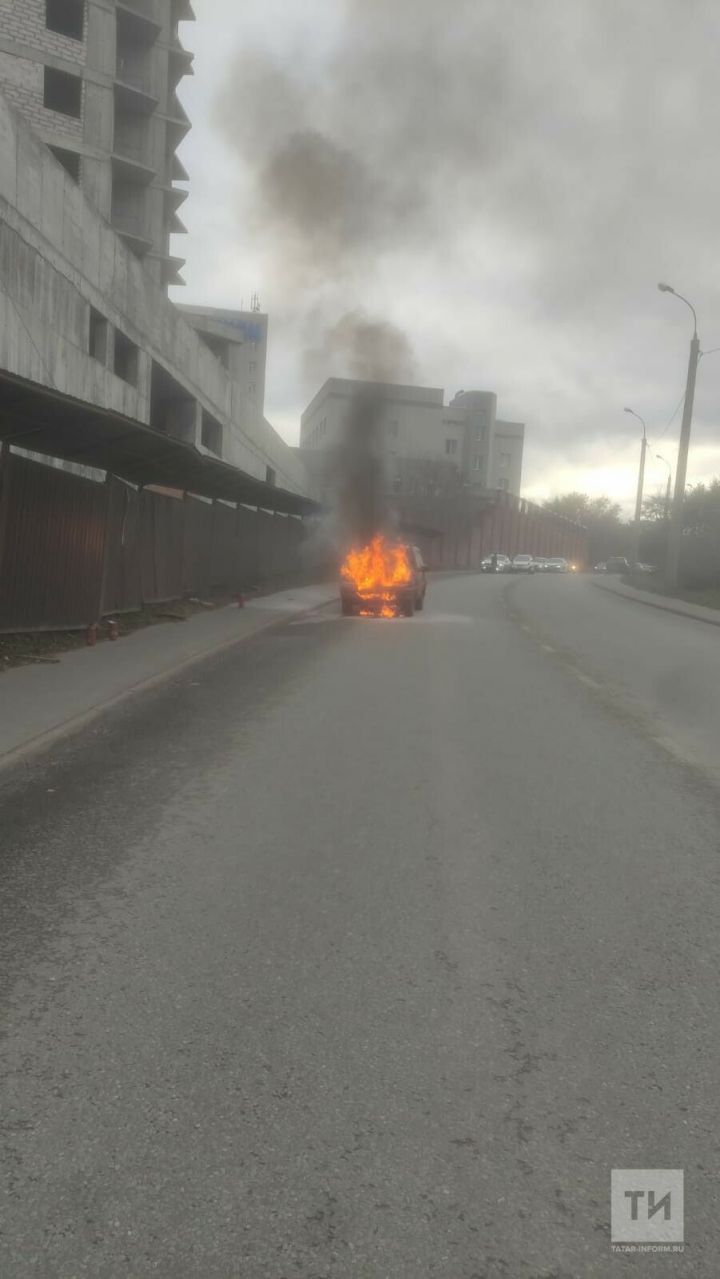 В Казани во время движения вспыхнула легковушка