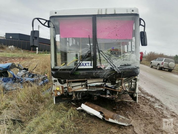 В Елабуге вахтовый автобус столкнулся с легковушкой, погиб человек