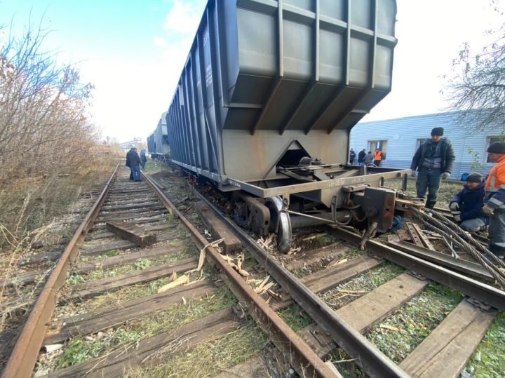 В Набережных Челнах с рельсов сошли 2 вагона тепловоза с семенами кукурузы