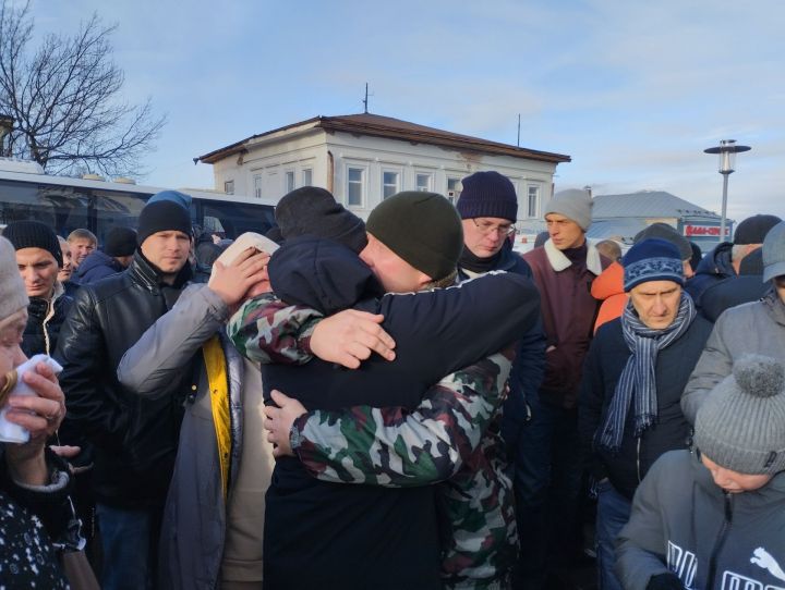 Мобилизованных чистопольцев проводили под марш «Прощание славянки» (Фоторепортаж+видео)