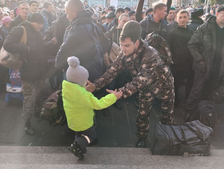 Мобилизованных чистопольцев проводили под марш «Прощание славянки» (Фоторепортаж+видео)