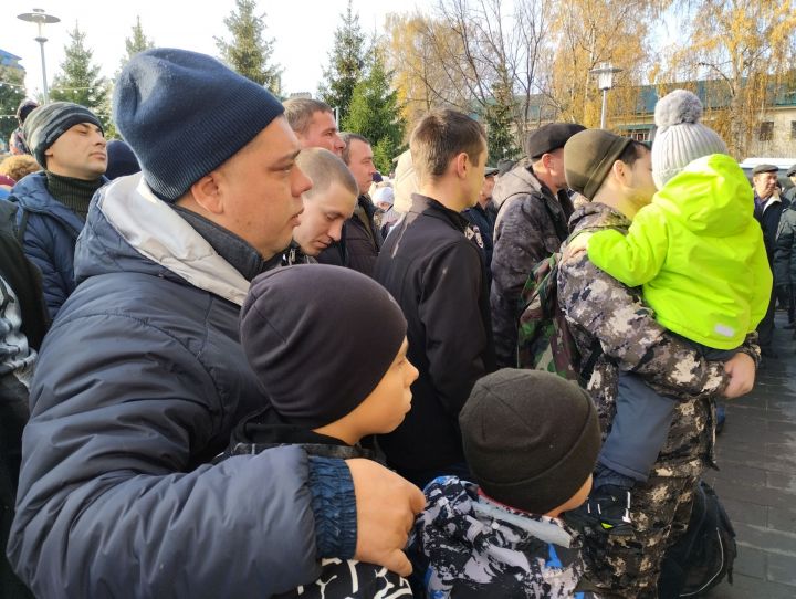 Мобилизованных чистопольцев проводили под марш «Прощание славянки» (Фоторепортаж+видео)