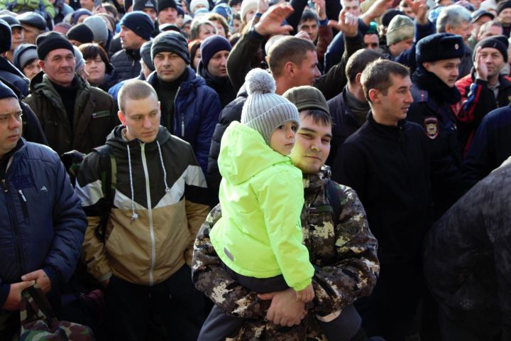 Мобилизованных чистопольцев проводили под марш «Прощание славянки» (Фоторепортаж+видео)