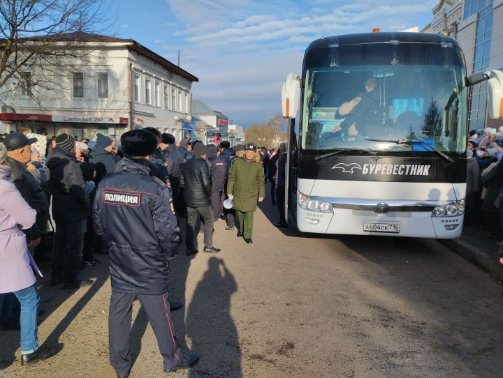 Мобилизованных чистопольцев проводили под марш «Прощание славянки» (Фоторепортаж+видео)