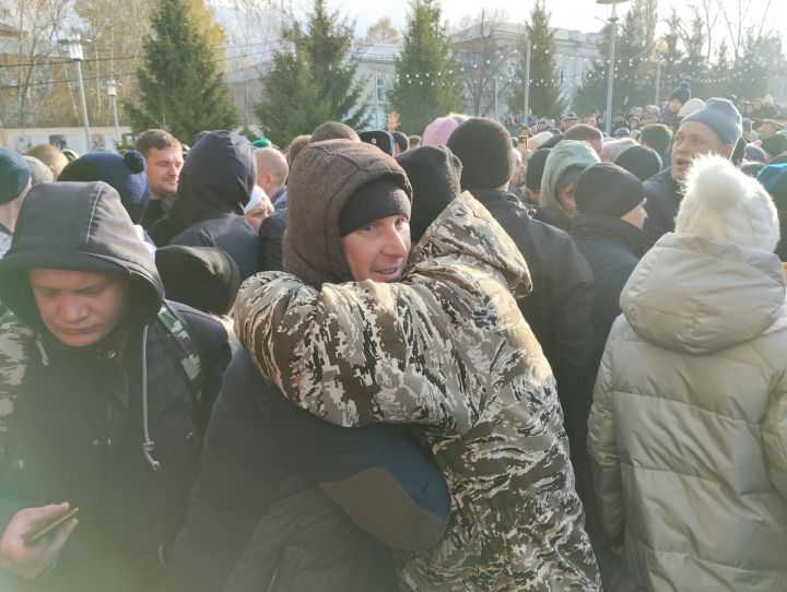 Мобилизованных чистопольцев проводили под марш «Прощание славянки» (Фоторепортаж+видео)