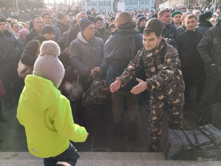 Мобилизованных чистопольцев проводили под марш «Прощание славянки» (Фоторепортаж+видео)