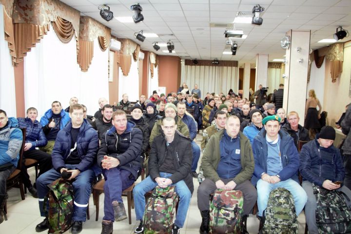 Мобилизованных чистопольцев проводили под марш «Прощание славянки» (Фоторепортаж+видео)