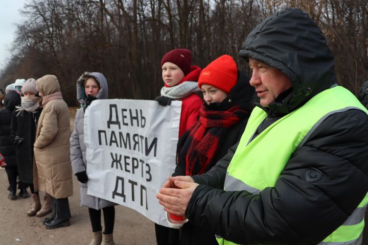 В Чистополе дети с плакатами вышли на улицы города и призвали всех соблюдать правила дорожного движения