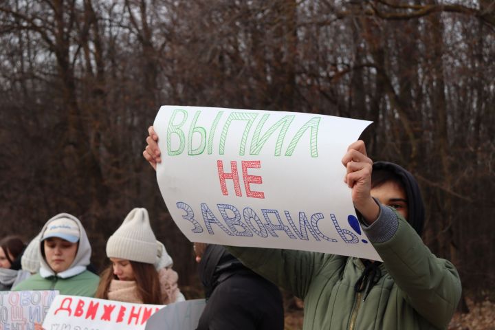 В Чистополе дети с плакатами вышли на улицы города и призвали всех соблюдать правила дорожного движения