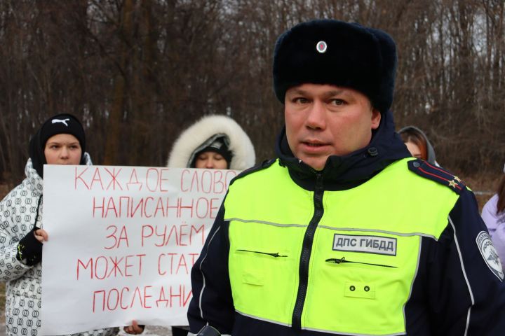 В Чистополе дети с плакатами вышли на улицы города и призвали всех соблюдать правила дорожного движения