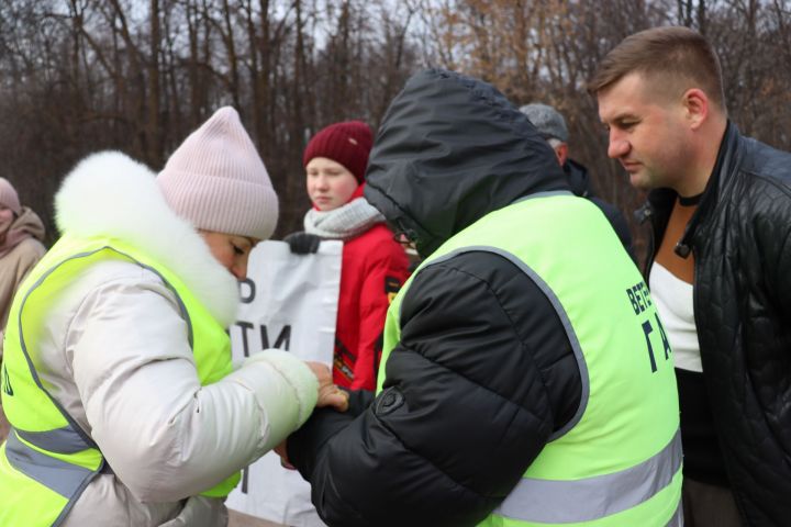 В Чистополе дети с плакатами вышли на улицы города и призвали всех соблюдать правила дорожного движения