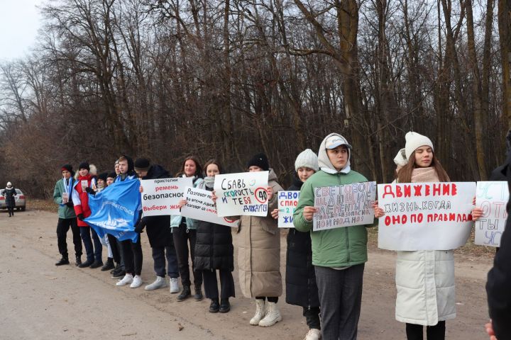 В Чистополе дети с плакатами вышли на улицы города и призвали всех соблюдать правила дорожного движения