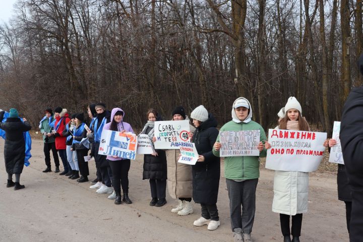 В Чистополе дети с плакатами вышли на улицы города и призвали всех соблюдать правила дорожного движения