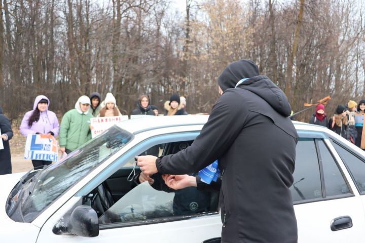 В Чистополе дети с плакатами вышли на улицы города и призвали всех соблюдать правила дорожного движения