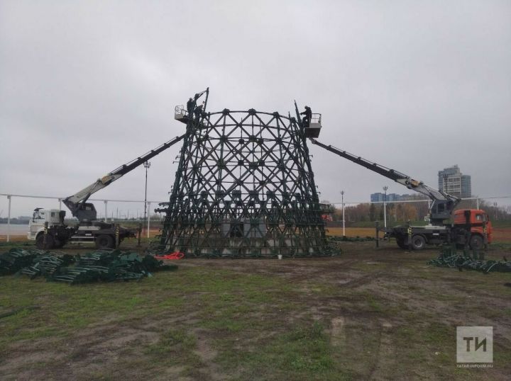 Установку новогодней елки перед центром семьи «Казан» завершат в первой половине декабря