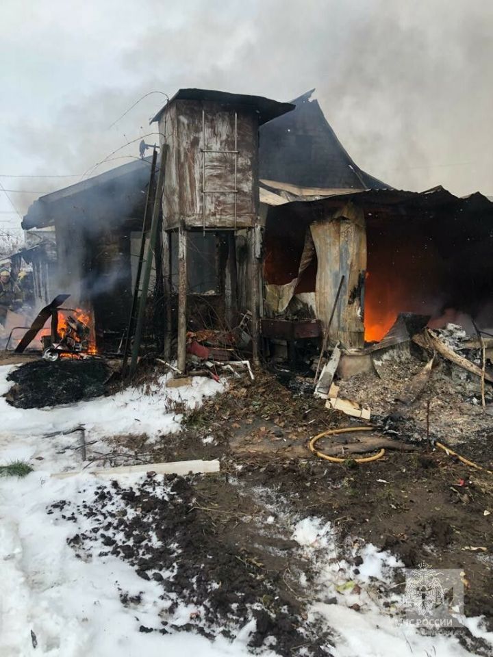 62-летний мужчина погиб в пожаре в Елабужском районе, который уничтожил дачу, баню и автомобиль