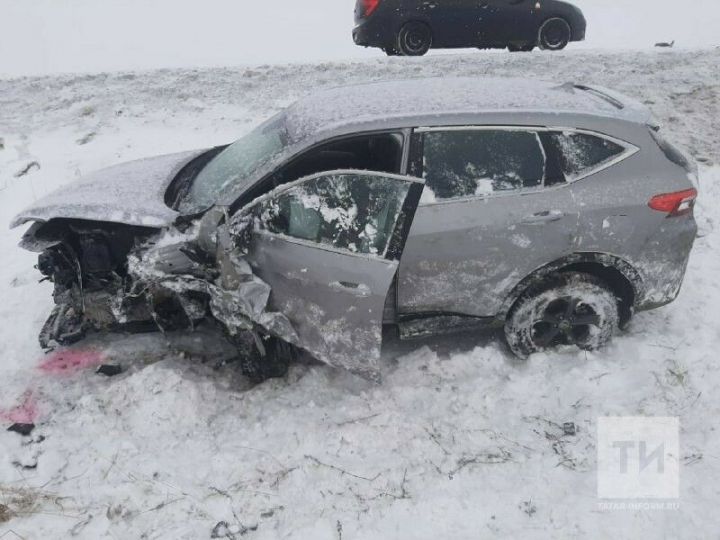 В Алексеевском районе лоб в лоб столкнулись внедорожник и легковушка