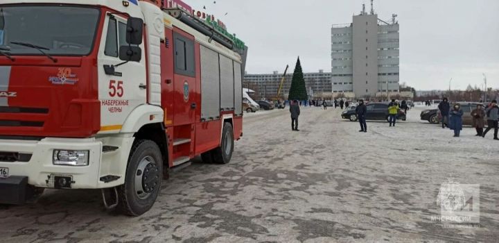 В Набережных Челнах загорелся ТЦ «Омега»