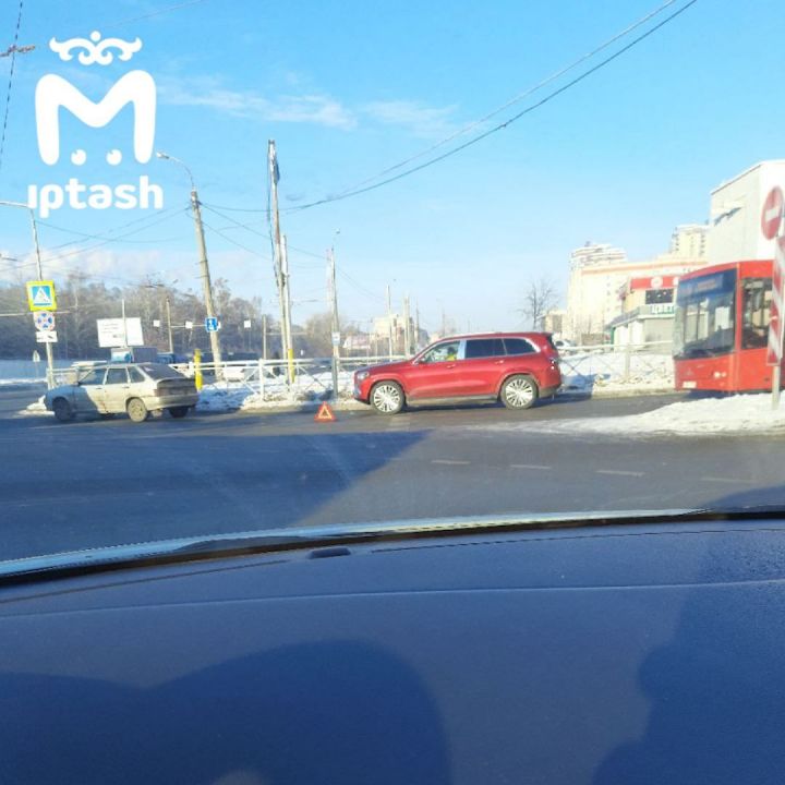 В столице Татарстана  автобус врезался в Maybach