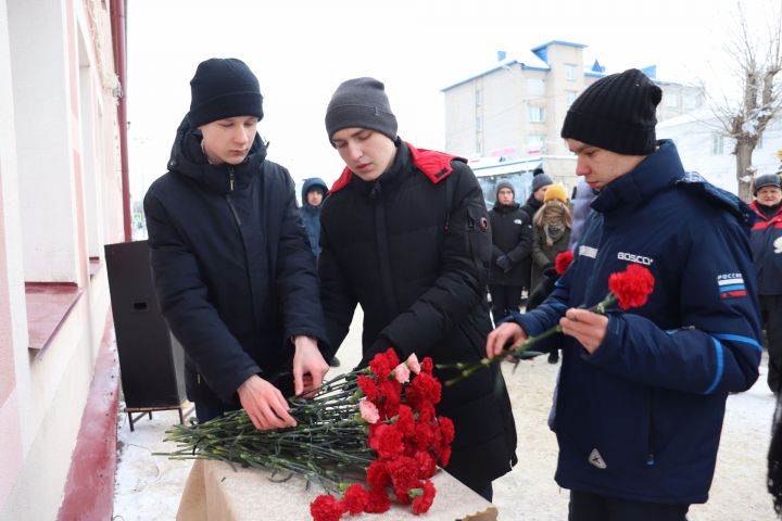 На здании лицея № 1 в Чистополе открыли мемориальную доску в память о выпускнике Вячеславе Есипове