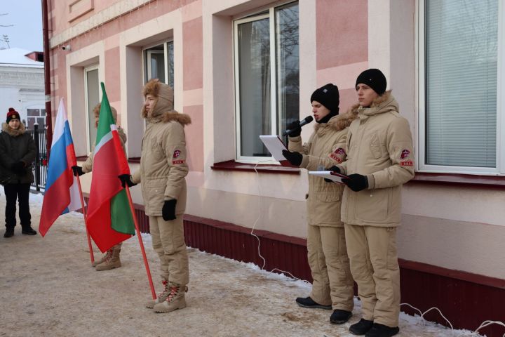 На здании лицея № 1 в Чистополе открыли мемориальную доску в память о выпускнике Вячеславе Есипове