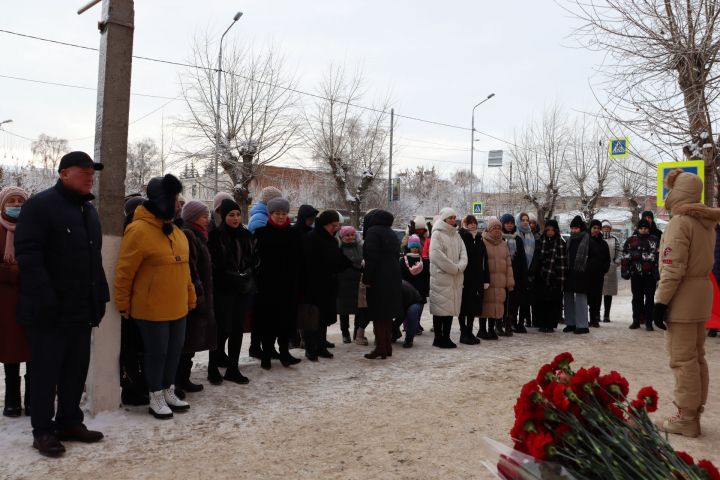 На здании лицея № 1 в Чистополе открыли мемориальную доску в память о выпускнике Вячеславе Есипове